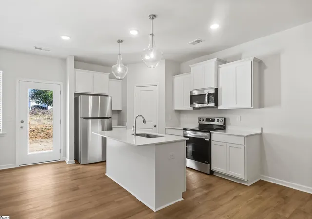 Photo 3 of Condo for sale at 32 Stoneview Wy, Taylors, SC 29687 | MLS# 1599654 | Listing updated on 2026-09-29