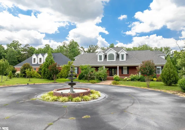 Photo 3 of Single family home for sale at 215 Log Shoals Rd, Greenville, SC 29605 | MLS# 1596234 | Listing updated on 2026-09-15