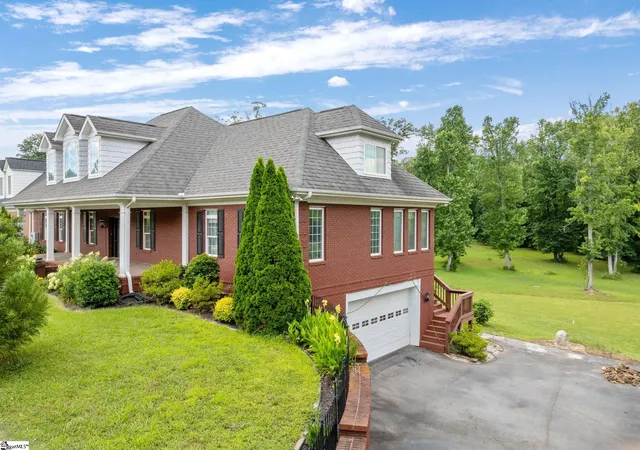 Photo 3 of Single family home for sale at 215 Log Shoals Rd, Greenville, SC 29605 | MLS# 1596234 | Listing updated on 2026-09-15