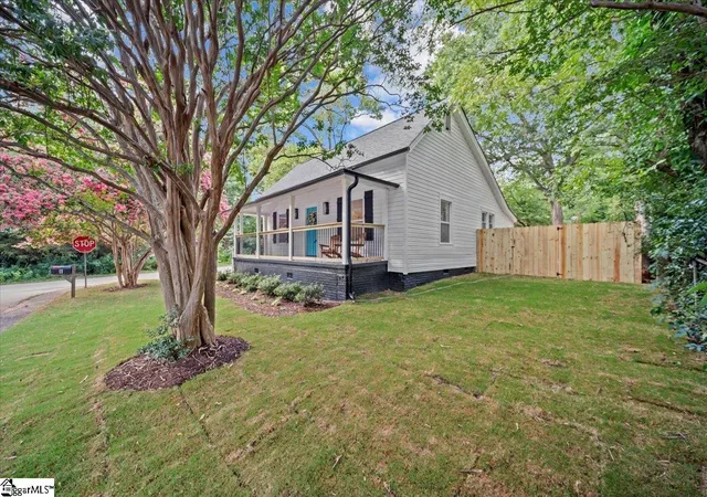 Photo 2 of Single family home for sale at 8 Baldwin St, Greenville, SC 29611 | MLS# 1563345 | Listing updated on 2026-09-15
