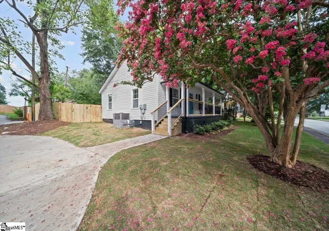 Photo 3 of Single family home for sale at 8 Baldwin St, Greenville, SC 29611 | MLS# 1563345 | Listing updated on 2026-09-15