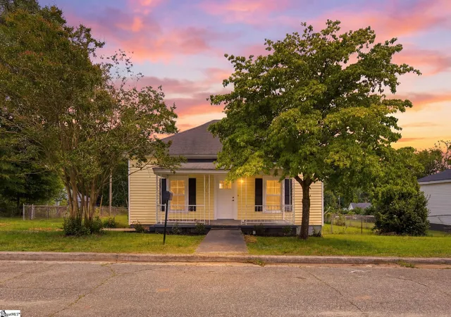 Homes for sale in Laurens, SC | 2 Wallace St, Laurens, SC 29360 | MLS# 1597360
