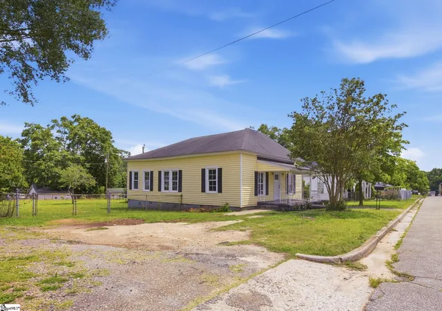 Homes for sale in Laurens, SC | 2 Wallace St, Laurens, SC 29360 | MLS# 1597360