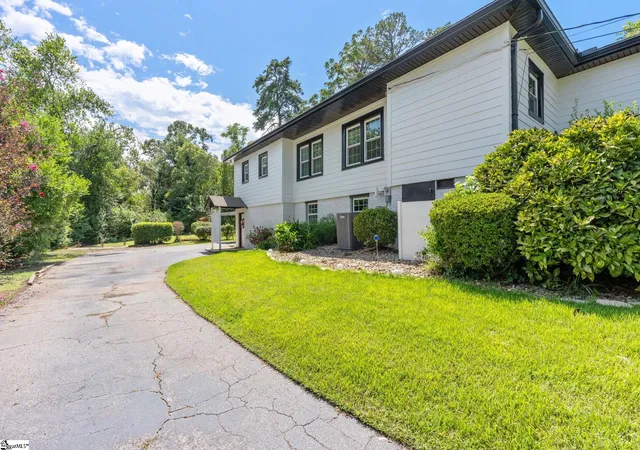 Photo 4 of Single family home for sale at 22 Wilmont Ln, Greenville, SC 29605 | MLS# 1601626 | Listing updated on 2026-09-04