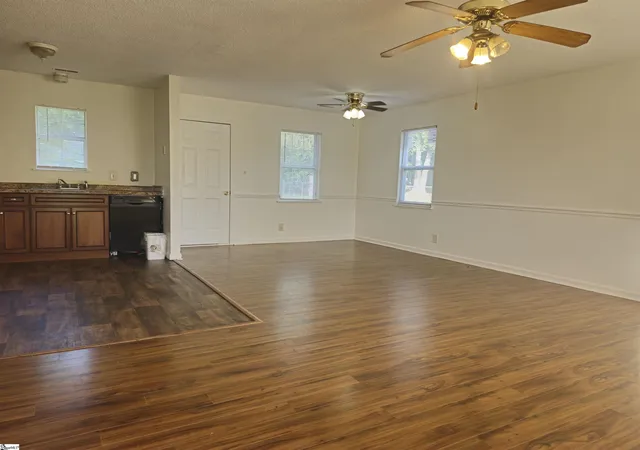 Homes for sale in Spartanburg, SC | 218 Donavan Dr, Spartanburg, SC 29302 | MLS# 1592044