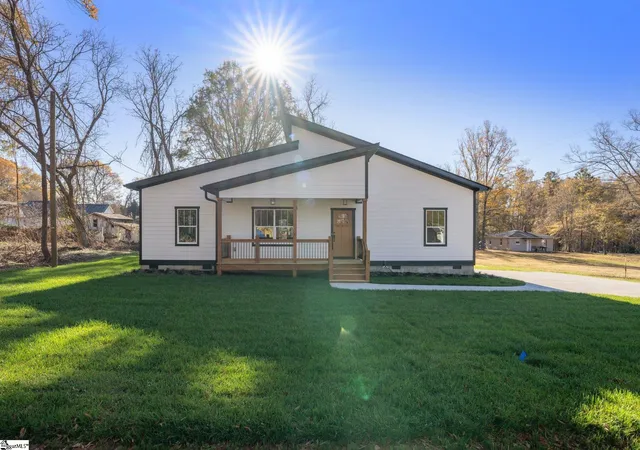 Photo 2 of Single family home for sale at 225 Cedar St, Woodruff, SC 29388 | MLS# 1601802 | Listing updated on 2026-09-18