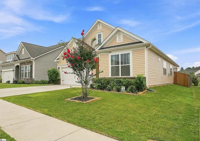Photo 2 of Single family home for sale at 303 Pollyanna Dr, Greenville, SC 29605 | MLS# 1601666 | Listing updated on 2026-09-16