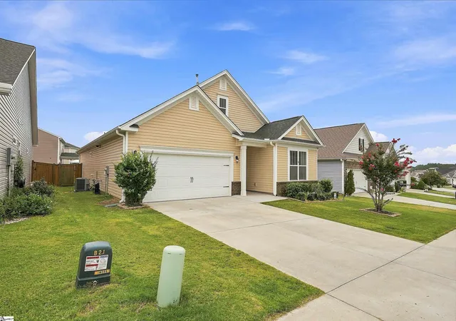 Photo 3 of Single family home for sale at 303 Pollyanna Dr, Greenville, SC 29605 | MLS# 1601666 | Listing updated on 2026-09-16