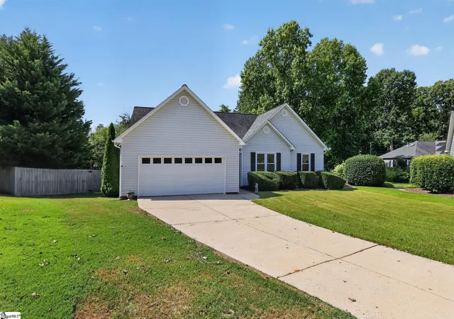 Photo 2 of Sale Pending at 6 Windjammer Ln, Greenville, SC 29617 | MLS# 1601126 | Listing updated on 2026-08-22