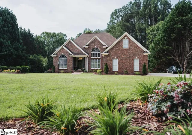Photo 2 of Single family home for sale at 6 Lanshore Ct, Taylors, SC 29687 | MLS# 1596782 | Listing updated on 2026-08-31