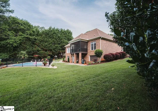Photo 3 of Single family home for sale at 6 Lanshore Ct, Taylors, SC 29687 | MLS# 1596782 | Listing updated on 2026-08-31
