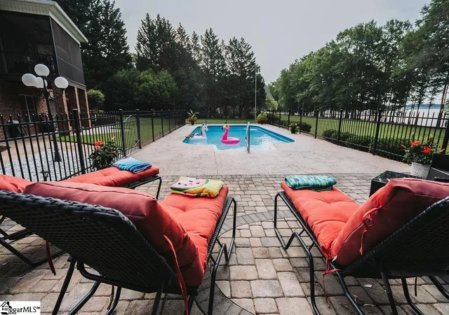 Photo 3 of Single family home for sale at 6 Lanshore Ct, Taylors, SC 29687 | MLS# 1596782 | Listing updated on 2026-08-31