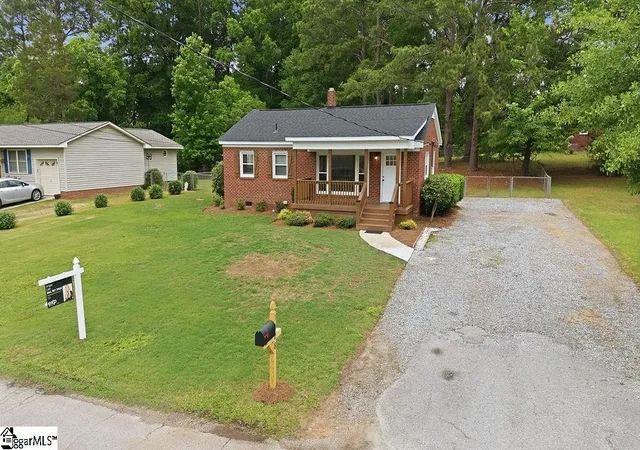 Homes for sale in Newberry, SC | 1408 Dave Dr, Newberry, SC 29108 | MLS# 1590386