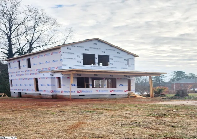 Photo 3 of Single family home for sale at 211 Glenn Rd, Greenville, SC 29607 | MLS# 1582935 | Listing updated on 2026-08-28
