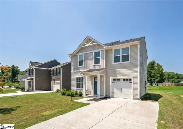 Photo 3 of Single family home for sale at 216 Highland Station Dr, Clinton, SC 29325 | MLS# 1598235 | Listing updated on 2026-09-14