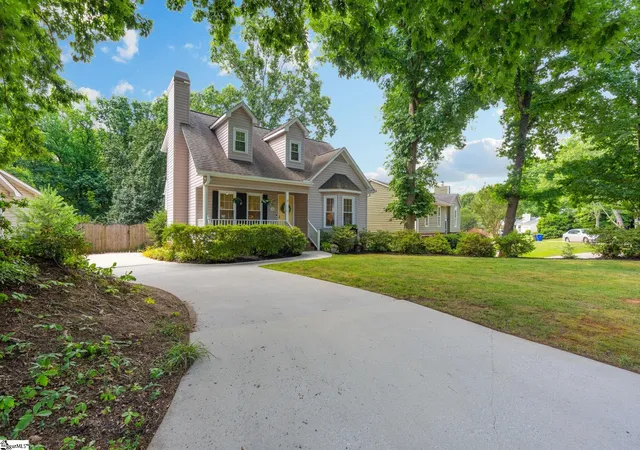 Photo 2 of Single family home for sale at 1031 Summit Dr, Greenville, SC 29609 | MLS# 1595135 | Listing updated on 2026-09-18