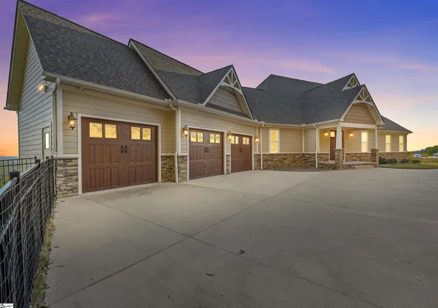 Photo 2 of Single family home for sale at 19 Tropicana Ct, Greenville, SC 29609 | MLS# 1573760 | Listing updated on 2026-08-25