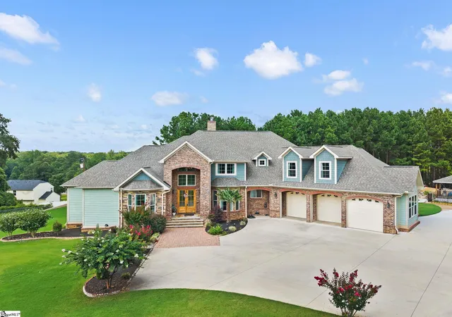 Photo 3 of Single family home for sale at 231 Anita Dr, Spartanburg, SC 29302 | MLS# 1599174 | Listing updated on 2026-08-10