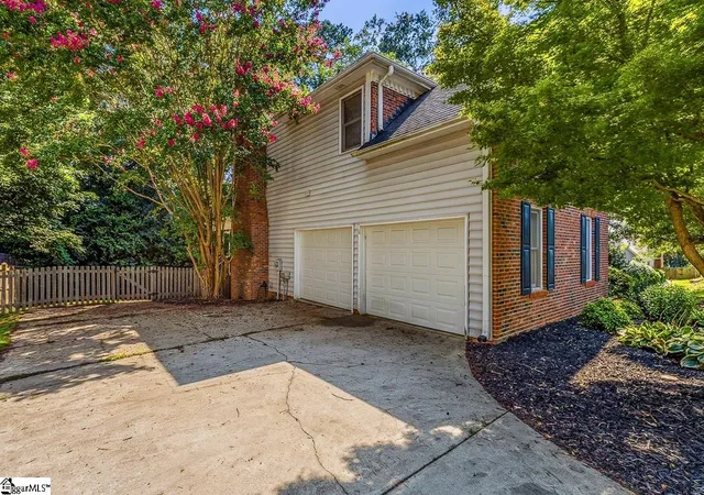 Photo 3 of Single family home for sale at 17 Misty Oaks Dr, Greer, SC 29651 | MLS# 1599377 | Listing updated on 2026-08-15