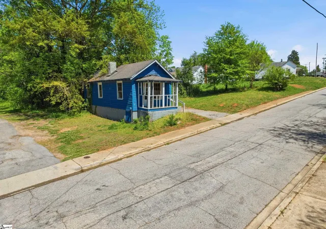 Photo 1 of Single family home for sale at 308 Sullivan St, Greenville, SC 29605 | MLS# 1587722 | Listing updated on 2026-04-10