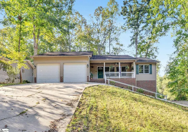 1st image of 207 N Hogan Dr, Westminster, SC 29693 | MLS# 1572622