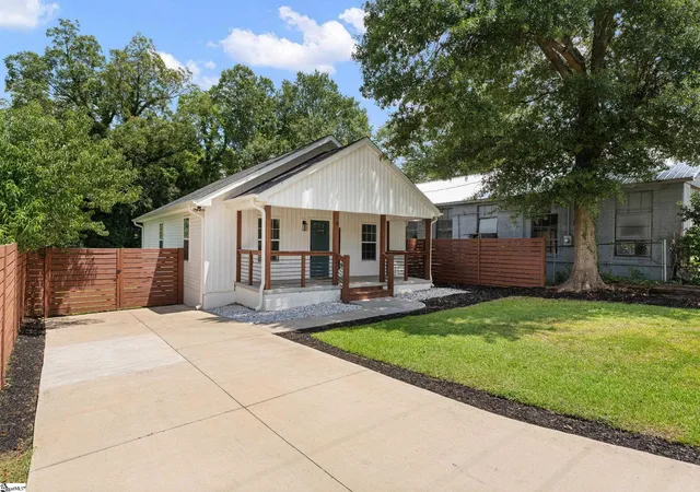 Photo 2 of Single family home for sale at 6 Heatherly Dr, Greenville, SC 29611 | MLS# 1599832 | Listing updated on 2026-09-07