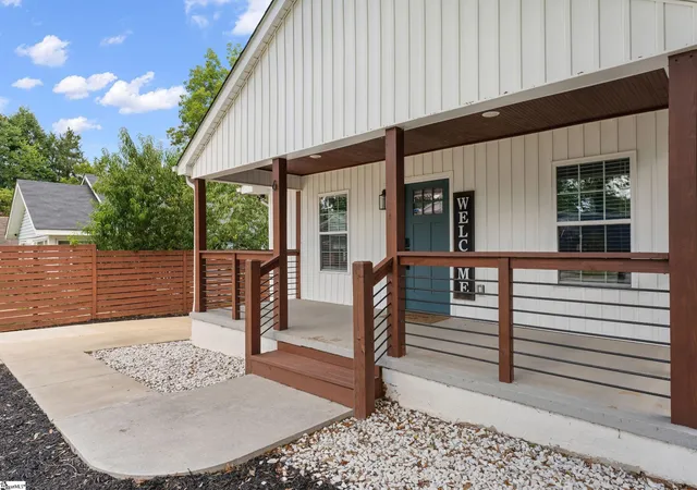 Photo 3 of Single family home for sale at 6 Heatherly Dr, Greenville, SC 29611 | MLS# 1599832 | Listing updated on 2026-09-07