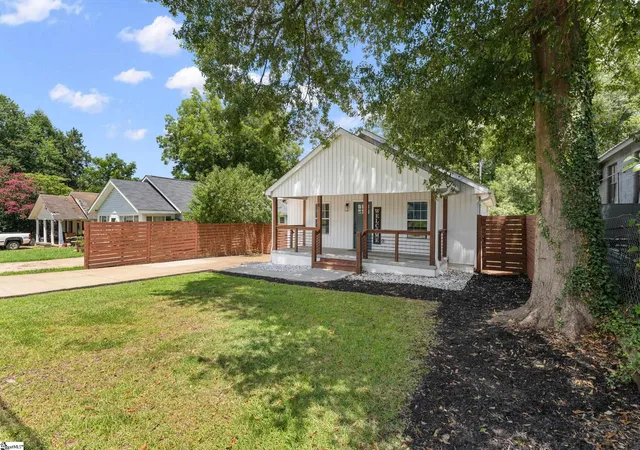 Photo 3 of Single family home for sale at 6 Heatherly Dr, Greenville, SC 29611 | MLS# 1599832 | Listing updated on 2026-09-07