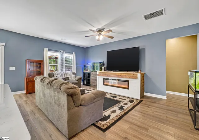 Photo 4 of Single family home for sale at 135 Mainsail Wy, Spartanburg, SC 29306 | MLS# 1589858 | Listing updated on 2026-07-24