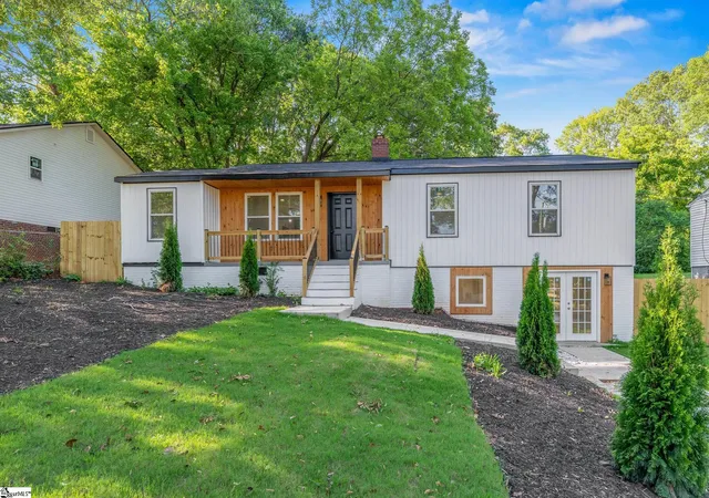 Photo 1 of Single family home for sale at 10 Valley View Ln, Greenville, SC 29605 | MLS# 1596254 | Listing updated on 2026-06-29