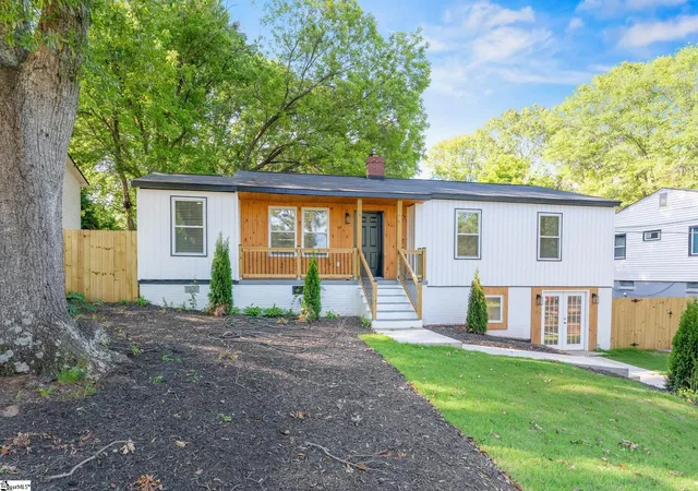 Photo 2 of Single family home for sale at 10 Valley View Ln, Greenville, SC 29605 | MLS# 1596254 | Listing updated on 2026-06-29