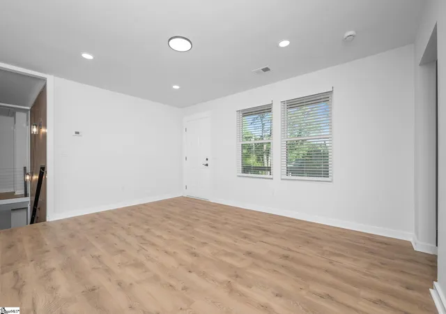 Photo 4 of Single family home for sale at 10 Valley View Ln, Greenville, SC 29605 | MLS# 1596254 | Listing updated on 2026-06-29