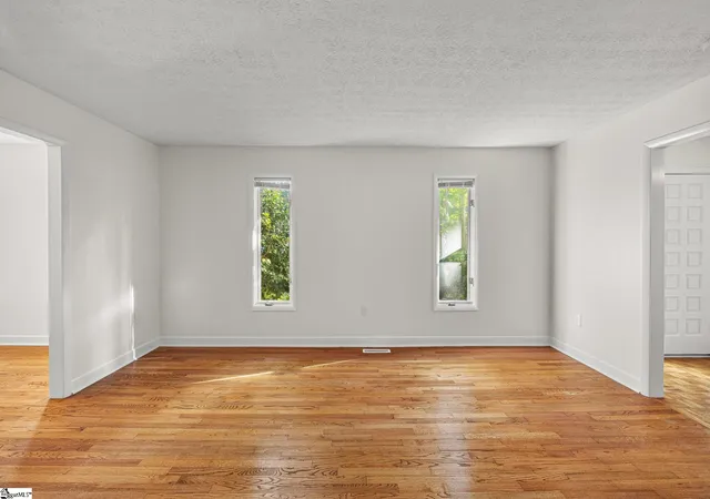 Photo 4 of Single family home for sale at 305 Holly Tree Ln, Simpsonville, SC 29681 | MLS# 1601686 | Listing updated on 2026-09-19