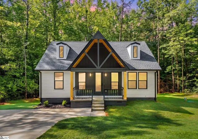 Photo 1 of Single family home for sale at 9 Lee Haven Ct, Greenville, SC 29611 | MLS# 1589830 | Listing updated on 2026-07-31