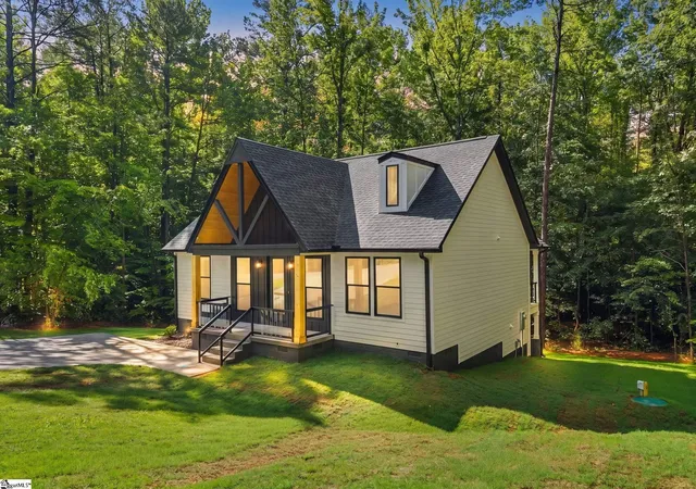 Photo 3 of Single family home for sale at 9 Lee Haven Ct, Greenville, SC 29611 | MLS# 1589830 | Listing updated on 2026-07-31