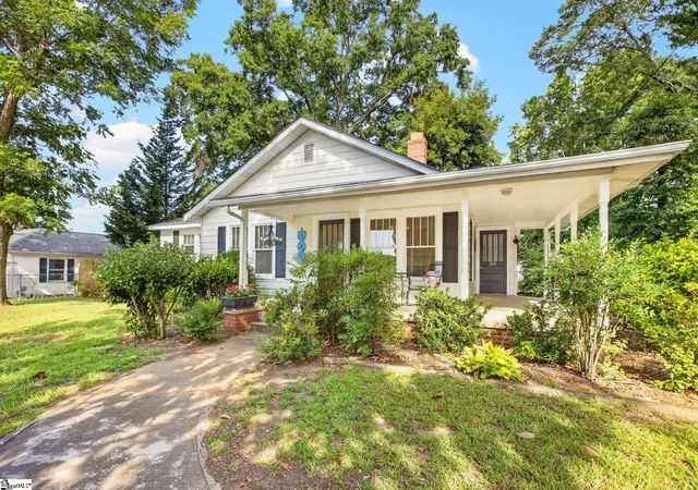 Photo 2 of Single family home for sale at 206 Harvey Rd, Greer, SC 29651 | MLS# 1598893 | Listing updated on 2026-08-31