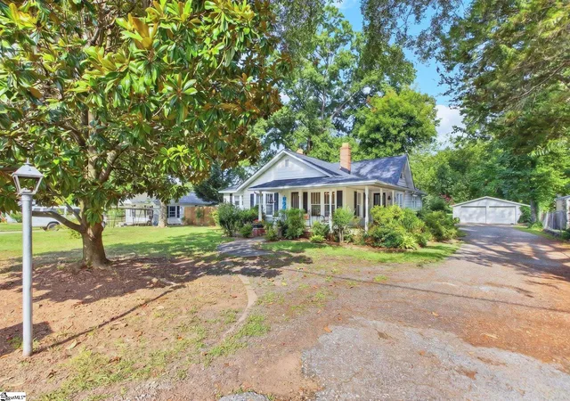 Photo 3 of Single family home for sale at 206 Harvey Rd, Greer, SC 29651 | MLS# 1598893 | Listing updated on 2026-08-31