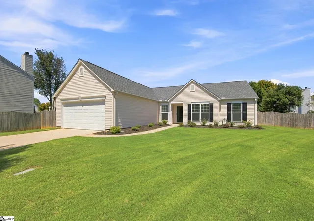 Photo 3 of Single family home for sale at 3 Buzzell Ct, Simpsonville, SC 29681 | MLS# 1602048 | Listing updated on 2026-08-26