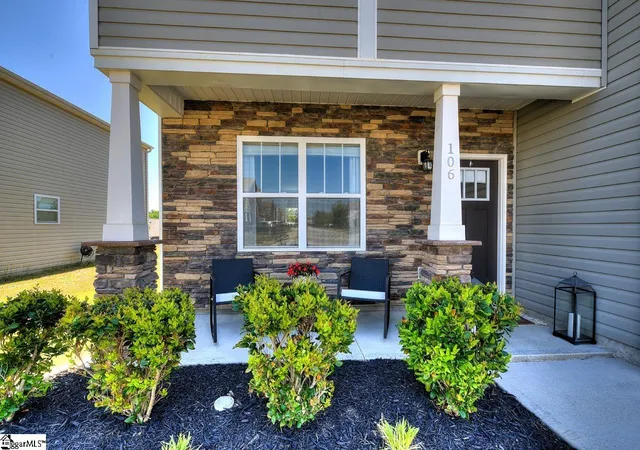 Photo 3 of Single family home for sale at 106 Hartridge Dr, Simpsonville, SC 29680 | MLS# 1593717 | Listing updated on 2026-10-12