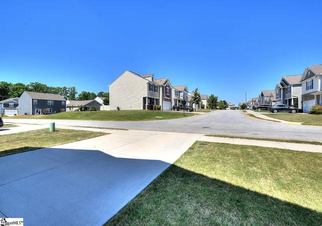 Photo 3 of Single family home for sale at 106 Hartridge Dr, Simpsonville, SC 29680 | MLS# 1593717 | Listing updated on 2026-10-12