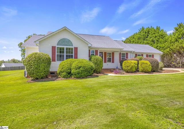Photo 2 of Single family home for sale at 40 Pine Ridge Rd, Lyman, SC 29365 | MLS# 1602336 | Listing updated on 2026-08-29