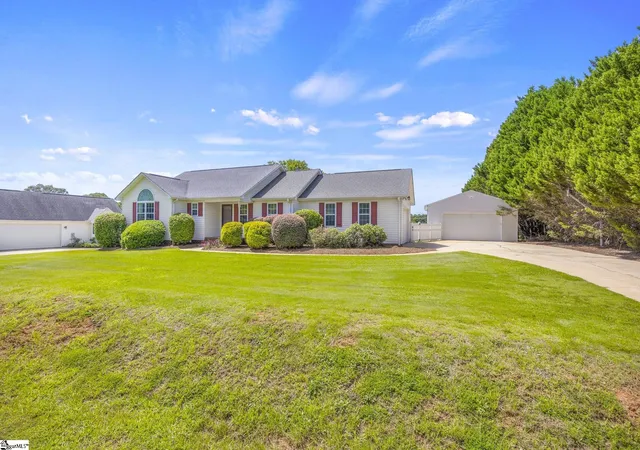 Photo 3 of Single family home for sale at 40 Pine Ridge Rd, Lyman, SC 29365 | MLS# 1602336 | Listing updated on 2026-08-29