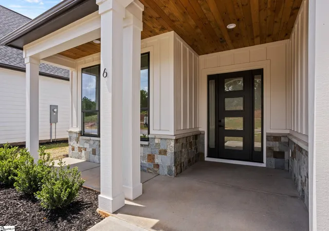 Photo 3 of Single family home for sale at 6 Adrian Wy, Simpsonville, SC 29680 | MLS# 1600596 | Listing updated on 2026-08-13