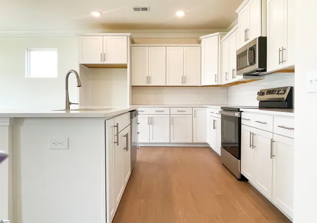 Photo 3 of Single family home for sale at 111 Pendergast Rd, Greenville, SC 29605 | MLS# 1548152 | Listing updated on 2026-09-15