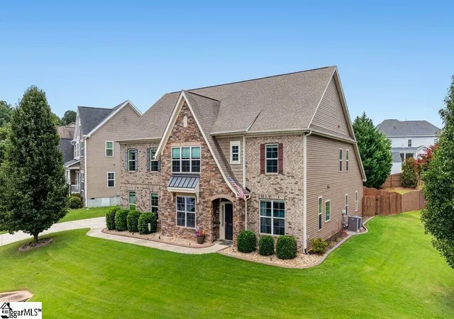 Photo 2 of Single family home for sale at 331 Leigh Creek Dr, Simpsonville, SC 29681 | MLS# 1600150 | Listing updated on 2026-09-03