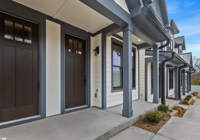 Townhouse for sale at 9 Hawthorne Ln, Greenville, SC 29605 | MLS# 1602148