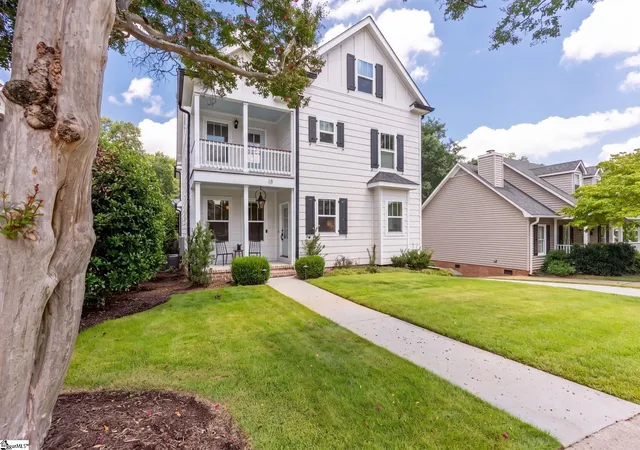 Photo 3 of Single family home for sale at 13 E Talullah Dr, Greenville, SC 29605 | MLS# 1599895 | Listing updated on 2026-08-05