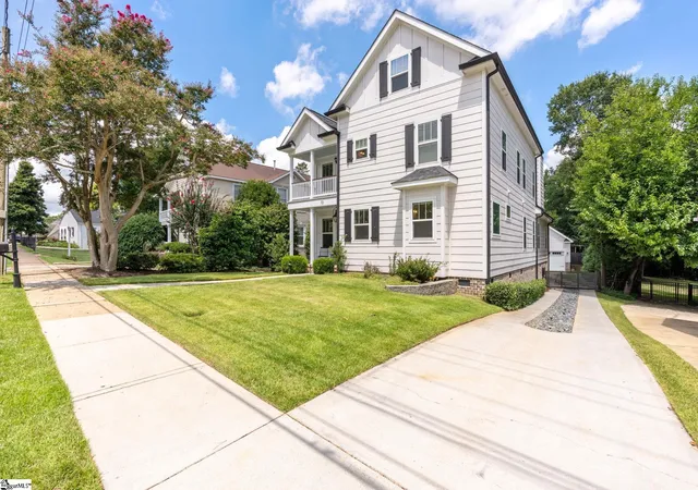 Photo 3 of Single family home for sale at 13 E Talullah Dr, Greenville, SC 29605 | MLS# 1599895 | Listing updated on 2026-08-05