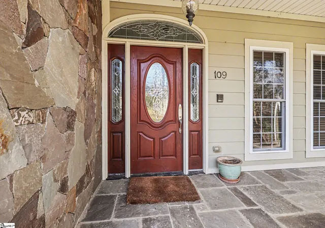 Photo 3 of Single family home for sale at 109 Oak Crest Cir, Seneca, SC 29672 | MLS# 1585936 | Listing updated on 2026-08-17