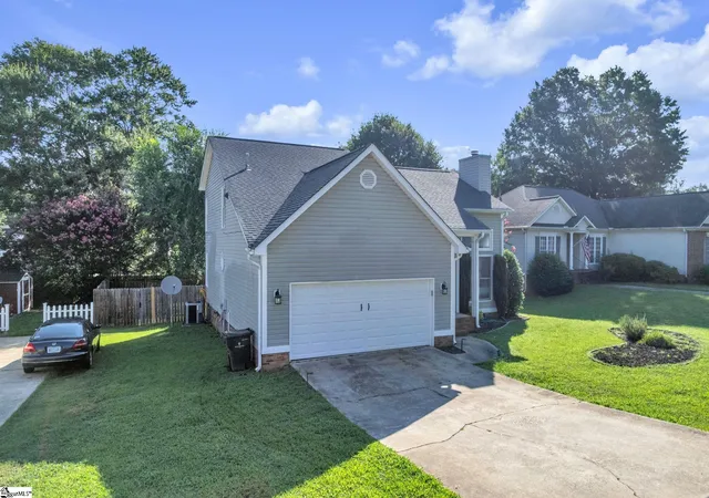 Photo 3 of Single family home for sale at 204 Flagstar Ct, Fountain Inn, SC 29644 | MLS# 1597991 | Listing updated on 2026-07-29